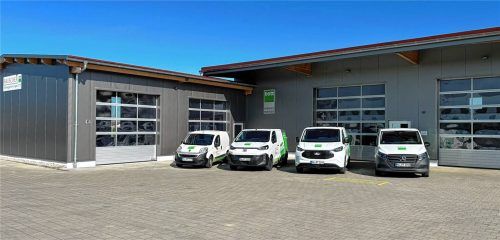 Montagehalle mit dem Erweiterungsbau.