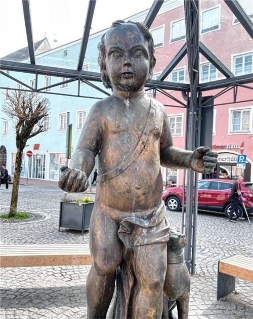 Mühldorfs bronzenes Brunnenbuberl steht mit leeren Händen da. Ihm wurden Pfeil und Bogen geraubt. Foto  Latta