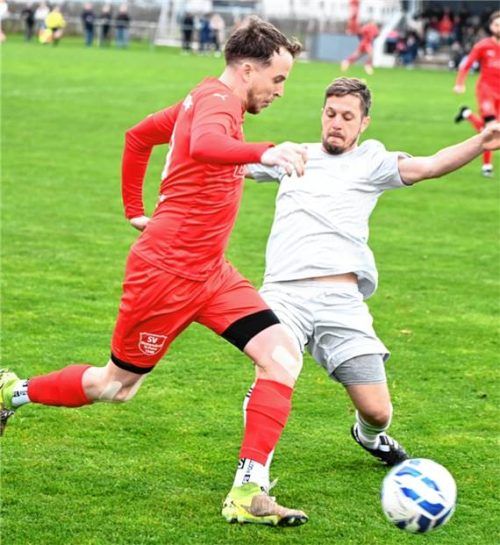 Müssen unter der Woche ran: Raublings Fabian Jäger (rechts) und Westerndorfs Fabian Martinus.Foto Obermaier