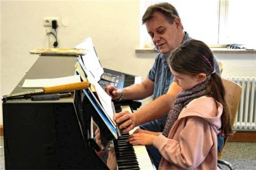 Musiklehrer Christoph Kurzyk mit Schülerin am Klavier. Foto RE.