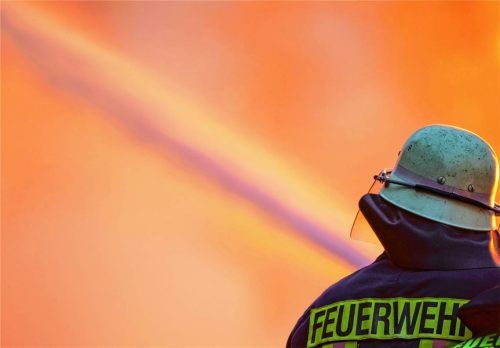 Nach dem Löschen des Brandes (Symbolbild) fand die Kolbermoorer Feuerwehr eine völlig vermüllte Wohnung vor. Foto dpa/Christoph Reichwein