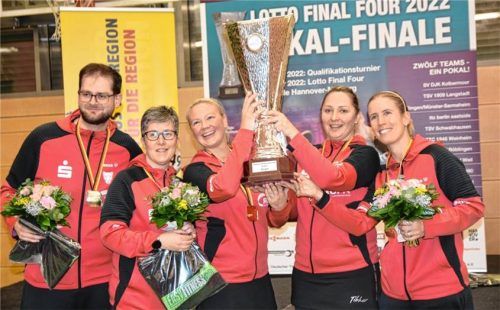 Nach dem zweiten Pokalsieg im Januar 2022 feierte Kristin Lang mit ihren Damen den Sieg ausgiebig.Foto Erlich