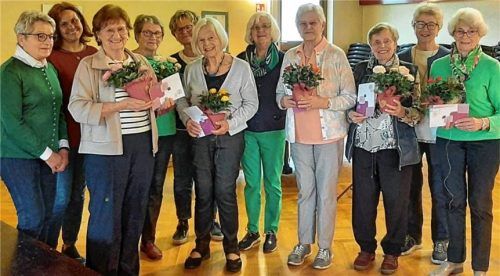 Nach den Ehrungen: (von links) Ottilie Ruhland, Claudia Stadler, Katharina Huber, Christa Kern, Anna Römersperger, Paula Ott, Johanna Unterreithmeier, Maria Kirchisner, Ilse Haserer, Hildegard Schmid und Therese Höpfl. Foto re