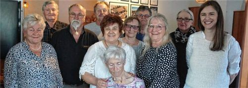 Nach den Neuwahlen beim VdK: Kreisvorsitzende Rosina von Roennebeck (von links, vorne), die Frauenbeauftragte Elisabeth Gerbl, stellvertretende Vorsitzende Lotte Walther, Kreisgeschäftsführerin Teresa Fischer sowie die Geehrte Sylvia Renner (Mitte). Die Beisitzer Paul Baumgärtner und Emma Flori (mittlere Reihe) sowie (von links, hinten) Christian Luber, Robert Walther, Sebastian Flori und Sonia Kresta. Foto Sutherland