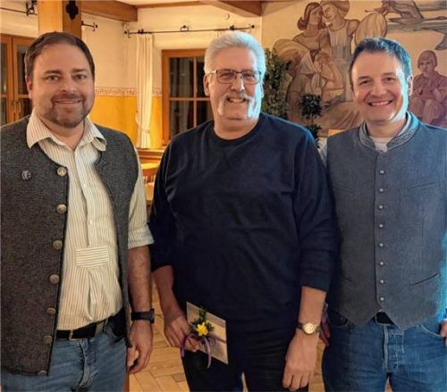 Nach den Neuwahlen: (von links) Vorsitzender Thomas Willmann, der aus dem Vorstand verabschiedete Walter Schmid und Zweiter Vorsitzender Martin Hehlert. Foto re