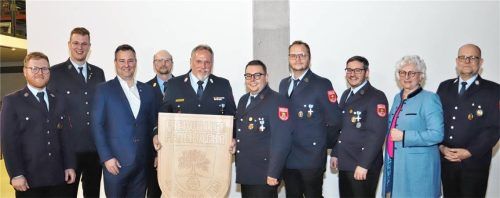 Nach der Neuwahl: (von links) Kommandant Josef Göschl, Zweiter Vorsitzender Johannes Anzenberger, Bürgermeister Christian Weyrich, Kreisbrandrat Harald Lechertshuber, ehemaliger Kommandant Anton Bruckeder, neuer Erster Kommandant Tobias Metzger, Simon Bruckmaier, Martin Höpfinger, stellvertretende Landrätin Ilse Preisinger-Sontag, Erster Vorsitzender Thomas Winterer.Foto Höpfinger