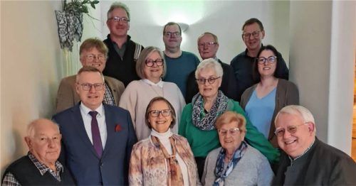Nach der Neuwahl: (von links, vorne) Willi Heitzinger, Bürgermeister Martin Lackner, Monika Klages, Rosemarie Gschderer, Franz Heuberger sowie (von links, Mitte) Dr. Peter Aigner, Uschi Hofmann, Elke Hansch, Julia Graf sowie (von links, hinten) Simon Mittermayer, Georg Reichtalhammer und Franz Marchl. Foto Gillitz