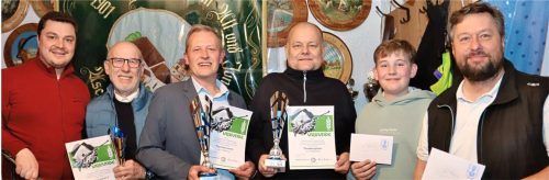 Nach der Siegerehrung: Schützenmeister Matthias Höpfinger (von links), Manfred Römer für den SVA Fußball 2, Zweiter Bürgermeister Christian Mayerhofer für den Trachtenverein, Thomas Winterer für die Theaterspieler, Martin Winterer und Johannes Volk. Foto Höpfinger
