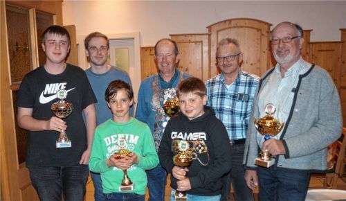 Nach der Siegerehrung: (von links) Lukas Huber, Simon Seemüller, Andreas Grübl junior, Schützenkönig Bernhard Einwang, Matthias Kobold, Josef Grandl und Schützenmeister Georg Brams. Foto re