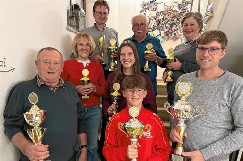 Nach der Siegerehrung: (von links) Rudi Zürner senior, Raphael Emberger, Rudi Zürner junior, Loni Neuberger, Clara Baldauf, Gerhard Obermaier, Josef Hauser und Veronika Meier. Foto Stettner