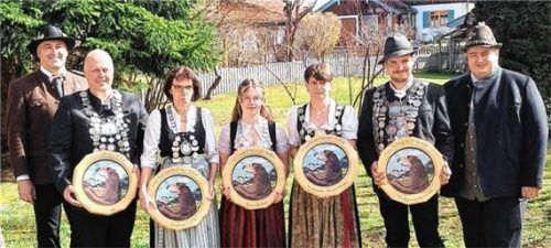 Nach der Siegerehrung wurden in den verschiedenen Klassen die neuen Schützenkönige vorgestellt. Von links: Zweiter Gauschützenmeister Florian Wunderle, Franz Schmid (König Luftpistole), Gudrun Lefin (König Auflage), Lara Heller (König Jugend), Franziska Riepertinger (Damenkönigin Luftgewehr), Wolfgang Mentzel (König Luftgewehr) und Erster Gauschützenmeister Uwe Kueres.Foto Hötzelsperger