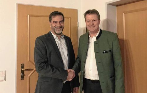 Nach der Stichwahl in Rimsting: Christian Moser (links) und der scheidende Bürgermeister Andreas Fenzl (rechts). Foto Dachs