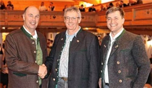 Nach der Wahl: (von links) Vorsitzender Martin Weber mit dem wiedergewählten Bartholomäus Heidenthaler und MR-Geschäftsführer Michael Höhensteiger. Foto re
