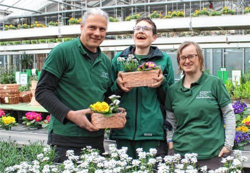 Nachhaltige Produktion und faires Miteinander: (von links) Mags Moritz, Gärtner der Attler Gärtnerei, mit Felix Neuhäusler und Nicole Neuhauser. Foto Stiftung Attl