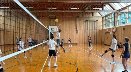 „Nächstes Jahr wieder“, war der Wunsch beim ersten Freizeitvolleyballturnier des SV Schloßberg-Stephanskirchen.Foto re
