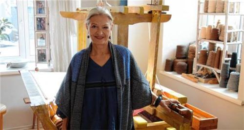 Naturmode-Designerin Kathrin Schiefer in ihrem Atelier in der Samerstraße. Hier stehen inzwischen sogar zwei Webstühle. Foto  Friedrich