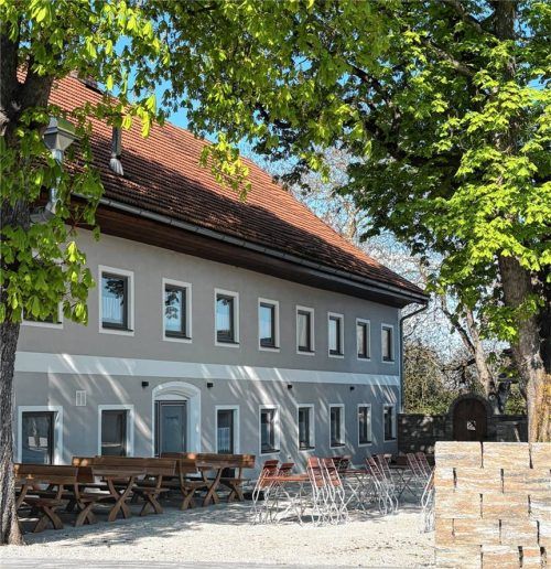 Neu gestaltet und erweitert: Der Biergarten beim „Alten Wirt“ lädt im Zuge der Feierlichkeiten zum Nahwärme-Projekt mit zusätzlichen Sitzplätzen und Spielbereich ein.