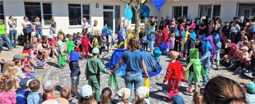 Neue Umgebung, fröhliches Miteinander: Beim Familienfest im Kindergarten St. Martin hatten alle große Freude.Foto re