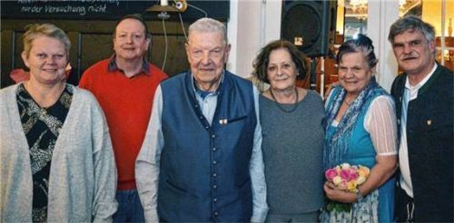 Neuwahlen beim Seniorenverein: (von links) Petra Haag, Peter Schnellberger, Vorsitzender Karl Braun, Doris Harasymiw, Ursula Huber und Hans Haag.Foto  re