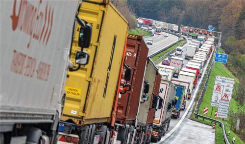 Nichts geht mehr: Lkw, die sich wegen der Blockabfertigung schon auf der A8 am Irschenberg stauen. Foto dpa