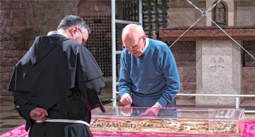 Nicolò Miani (rechts), Professor für Humananatomie an der katholischen Universität Sacro Cuore, inspiziert die Überreste des Heiligen Franz von Assisi. Foto DPA