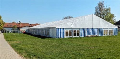 Noch einsam, verlassen und leer wartet schon seit dem Faschingssonntag das Festzelt auf die Gäste aus nah und fern, die an vier Tagen zum diesjährigen „Gmoa-Fest“ erwartet werden. Foto burlefinger