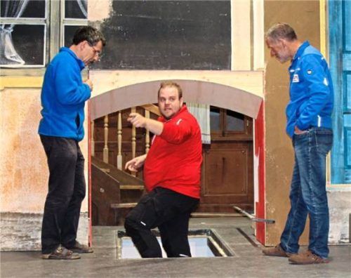 Noch ohne Kostüme: Bei den Proben gibt Spielleiter Martin Obermair (Mitte) Bernhard Obermair und Michael Obermair Regieanweisungen. Foto re