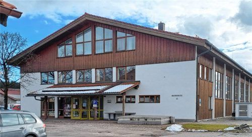 Noch tagt das bestehende Gremium unter Bürgermeister Sepp Reithmeier hinter der Tür des Sitzungssaals im zweiten Stock der Pittenharter Mehrzweckhalle. Anfang Mai erfolgt bei allen Fraktionen ein Wechsel der Gemeinderäte. Foto Künzner-Hingerl