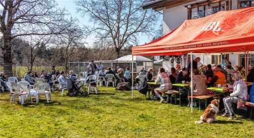 Ob Zwei- oder Vierbeiner – alle Besucher genossen Sonne und Atmosphäre. Fotos Stache
