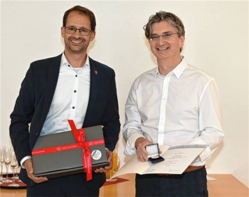 Oberbürgermeister Andreas März (links) überreichte die Städtische Verdienstmedaille an Michael Gartner im Rahmen einer Feierstunde im Rathaus.Foto  Schlecker