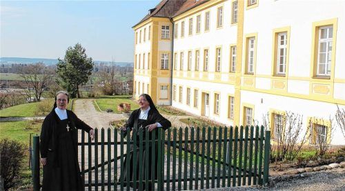 Oberin Jutta Reitinger und Schwester Claudia-Maria Seitz (von links) suchen nach Lösungen, wie das Kloster in Zukunft weiterleben kann. Fotos  Huckemeyer