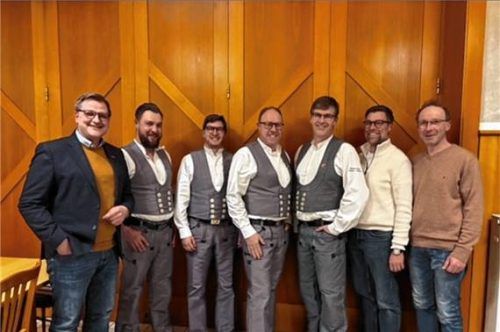 Obermeister Peter Heiß (Dritter von rechts); stellvertretender Obermeister Thomas Größlinger (Vierter von rechts) sowie Kreishandwerksmeister Rainer Dachsberger (von links); Benjamin Nußbaumer; Alexander Gruber; Rupert Rigam und Johann Kainzmaier. Foto  Maier