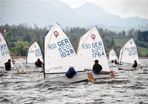 Obwohl nicht ganz so viel Wind angesagt ist, sind beim Opti-Sparkassencup Positionskämpfe garantiert.Foto Niessen