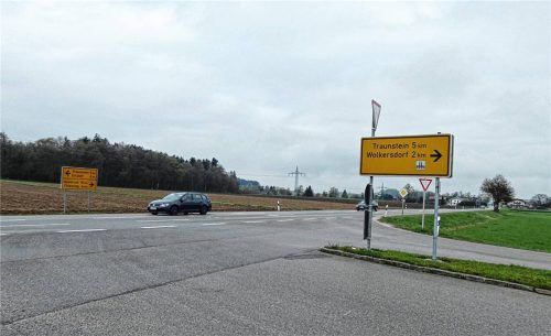 Östlich von Kraimoos gibt es an der Staatsstraße 2095 auf einer Länge von rund 600 Metern, einschließlich des Bereichs der Einmündung der Kreisstraße TS 2 (Schmidham/Wolkersdorf/Bild), keine Geschwindigkeitsbegrenzung auf 70 Stundenkilometer. Laut der zuständigen Straßenverkehrsbehörde wird sich daran vorerst auch nichts ändern.Foto  mÜLLER