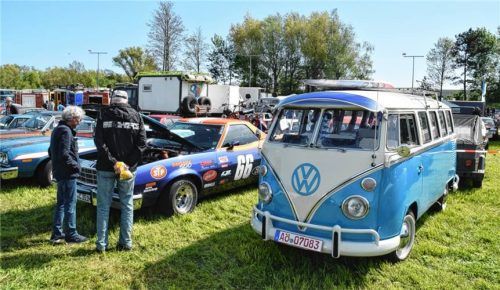 Oldtimerfreunde unter sich: Fachsimpeln und Gleichgesinnte treffen.Foto Robert Wagner