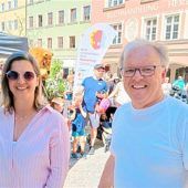 <p>Organisatorin des Laufs Nina Lau mit Bürgermeister Michael Kölbl.</p>