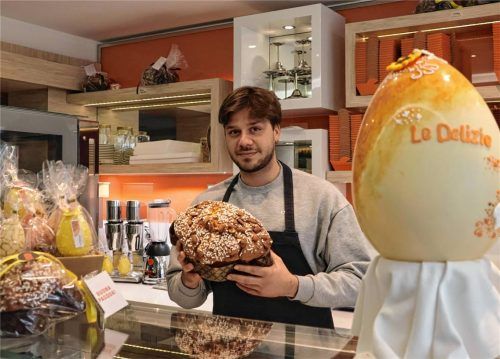 Ostern ist für ihn Colomba: Marco Digregorio von der Patisserie Le Delizie in Rosenheim bietet italienisches Ostergebäck an.Fotos  Mischner/privat
