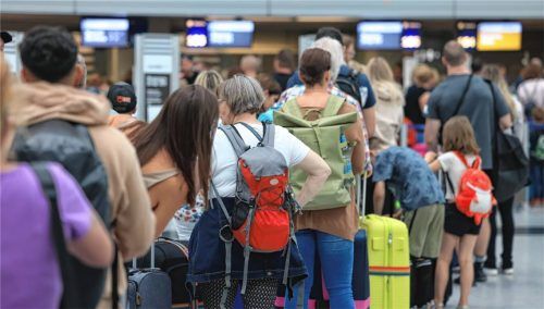 Osterurlaub trotz Krise? Lokale Reisebüros verraten die besten Trends 2026. Unser Bild zeigt eine Warteschlage vor dem Check-In-Schalter am Flughafen.Foto  dpa