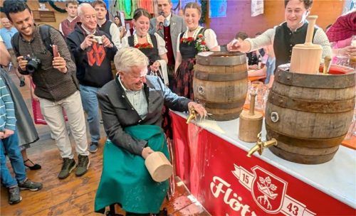 O‘zapft is! Bürgermeister Hajo Gruber zeigte dabei einen spritzigen Einsatz. Foto Hoffmann
