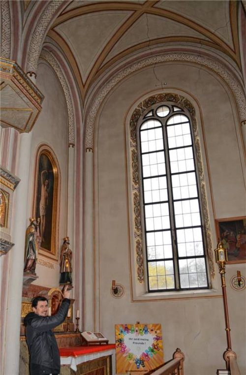Pater Andrei Mirt zeigt die vielen Risse. Er betonte, dass Gottesdienste andernorts weiterlaufen. Räumlichkeiten für Taufen und Beerdigungen werden mit dem Pfarrbüro abgesprochen. Foto  Eder