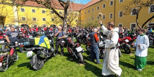Pater Matthäus und seine beiden Ministranten bei der Segnung der Gespanne. Foto Hoffmann
