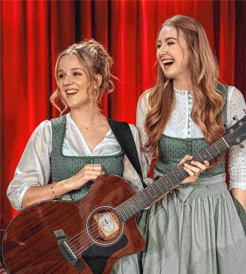 Paula Langer (links) und Linda Karl kommen als Event-Sängerinnen nicht nur im Wasserburger Raum herum. Im Februar waren sie zu Gast in der BR-Sendung „Brettl-Spitzen“. Foto Brettl-Spitzen BR (Jan Saurer)