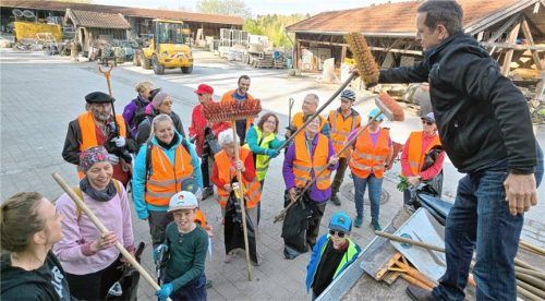 Peter Helfmeyer stattet die Helfer aus. Foto Ammelburger