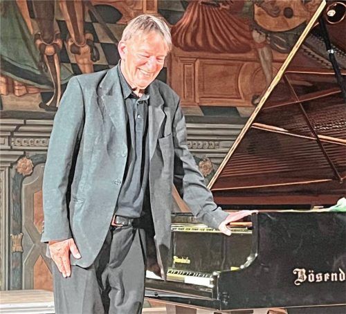 Peter Ludwig verabschiedet sich vom Publikum. Foto Janeczka