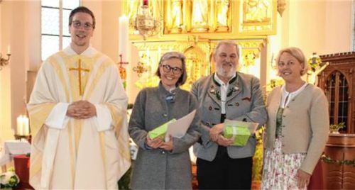 Pfarrer Andreas Kolb und PGR-Vorsitzende Roswitha Schuster (rechts) dankten den bisherigen PGR-Mitgliedern Elisabeth von Köller und Johann Brindl.Foto Alfons Albersinger
