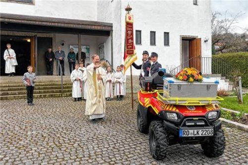 Pfarrer Ernst Kögler segnet das Quad.Foto kriechbaumer