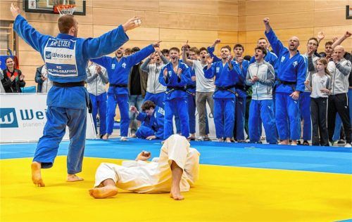 Philipp Ampletzer (links) jubelt nach seinem Sieg für die KG Bad Aibling-Grafing. Foto Stefan Krischke