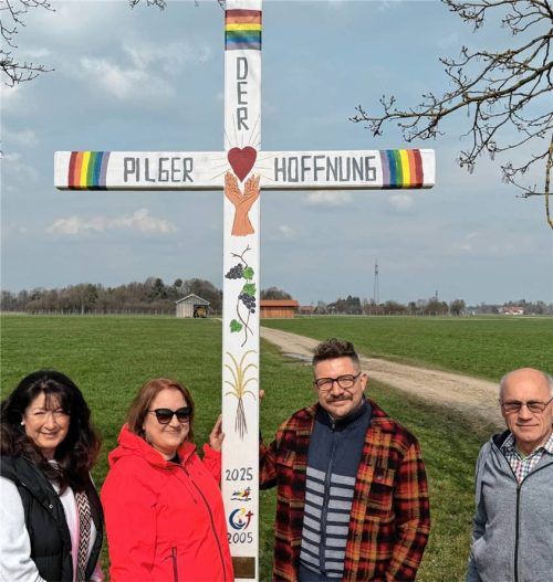 „Pilger der Hoffnung“ steht auf dem bunt bemalten Feldkreuz im Weitmoos bei Willing, mit dem (von links) Hedi Westphal, Agnes Pledl, Martin Vogl und Franz Widhammer viele Erinnerungen an den Weltjugendtag in Köln verbinden. Foto Kotter