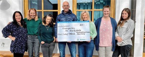 Polizeidirektor Thomas Leuthardt übergab den Spendenscheck an Kindergartenleiterin Karina Müller (Dritte von rechts) im Beisein ihres Teams. Foto Bundespolizei