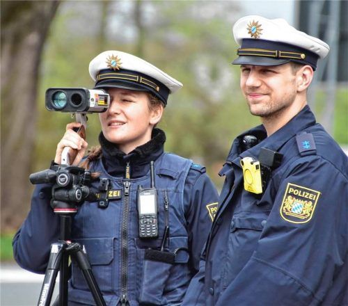 Polizeiobermeisterin Johanna Firmkäs und Polizeimeister Leon de Nijs haben im Rahmen des gestrigen Blitzermarathons zahlreiche Autofahrer kontrolliert. Fotos Peter Schlecker